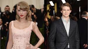 Young taylor swift and joe alwyn at the golden globes (2020) pic.twitter.com/yrduuy09so. Taylor Swift And Joe Alwyn Aren T Holding Back The Pda Instyle