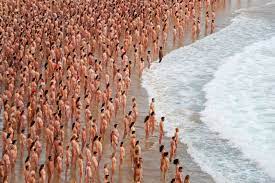 Bondi Beach in Sydney, Australien: Tausende Menschen ziehen sich für  Kunstaktion von Spencer Tunick aus - DER SPIEGEL