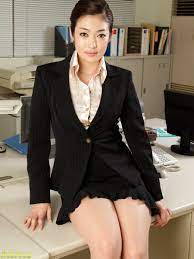 アジア系秘書・江波りゅうが制服を脱いで職場で3Pを楽しむ 