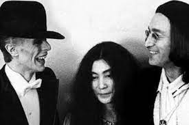 Avec Qui John Lennon Jouait il Dans La Photo Originale - Yoko Ono publie une photo trafiquée la montrant avec David Bowie