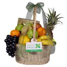 Abarrotes en canasta de mimbre incluyendo verduras y frutas. Canasta De Frutas Floreria Green House