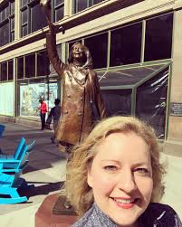 A bronze statue on a downtown corner honors minneapolis's favorite career gal. Mary Tyler Moore Statue In Downtown Minneapolis Will Make You Smile U S Travel 30seconds Travel