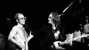 Avec Qui John Lennon Jouait il Dans La Photo Originale - John Lennon : Son dernier concert suite à un pari perdu avec Elton John |  Découvrez l'histoire