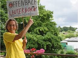 Demonstrantin Anita Albert aus Offenbach lebt seit Jahrzehnten mit ... - 261059204-d86ff40c-05d2-4098-81d0-c57f70e2ada4-XfNuLcU09