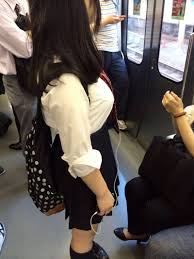 着衣巨乳が電車にいるエロ画像 