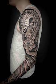 Tatouage japonais bras : signification des modèles les plus populaires |  Black dragon tattoo, Dragon sleeve tattoos, Japanese tattoo