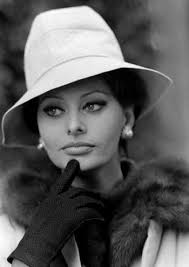 Here are 13 of her best looks ever. Wie Man Perlen Wie Sophia Loren In 4 Wegen Tragt Pearlsonly De