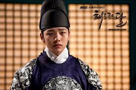 Although believed dead, yeon woo is secretly saved by a powerful shaman and raised among the shamans. The Moon Embracing The Sun Asianwiki