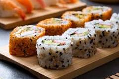 What are Hawaiian sushi rolls made of?