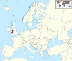 Il galles ha una costa di oltre 2700 km, e la sua conformazione è in gran parte montagnosa, con le più alte cime nelle aree settentrionali e centrali, tra cui lo snowdon (in gallese yr wyddfa), il picco più alto. Galles Wikipedia Le Encyclopedia Libere
