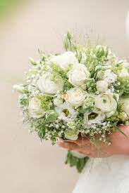 Non è un caso che i fiori bianchi siano i preferiti per i bouquet della sposa. Bridal Bouquet In White Green Spring Colors Green Wedding Bouquet Flower Bouquet Wedding Bridal Bouquet