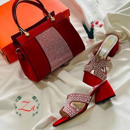 Ensemble sac chaussures made In Turkey 🌹👠👜 🏷Chau 👠: 14.000 cfa 🏷Sac 👜: 15.000 cfa 🏷Prix l'ensemble 👠👜 26.000 cfa Taille de sac 👜 : grand Pointure des 👠: 37.38.39.40.41.42.43 Frette ✈️