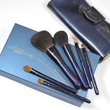 in the set you get 6 brushes and a pouch since i want to post these pics before it s sold out you will find dels here cdan or here chikuhodo