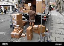 Munich, Deutschland. 02nd July, 2019. UPS parcel delivery agent at work, parcel courier, United Parcel Service, parcel, parcel, parcel service, deliver, deliver, unload, ship, van, sack truck. | usage worldwide Credit: dpa/Alamy