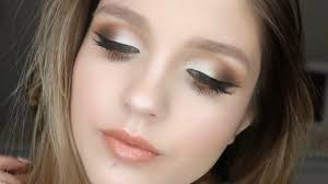 simple cly makeup look dewy skin