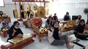 Istilah gamelan merujuk pada instrumennya / alatnya, yang mana. Gamelan Jawa Di Sidoarjo Tak Akan Mati Meskipun Zaman Semakin Canggih