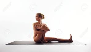 Wandbild yoga nackt frau sitzend arme gestreckt