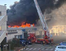 VIDÉO. Une entreprise en feu près de la rocade de Bordeaux : "On entend des  explosions" | Actu Bordeaux