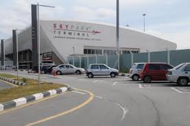 Melalui pandangan kami, kewujudan lapangan terbang alor setar tidak diraikan sebagai lapangan terbang pertama kerana tidak wujud satu banggunan yang menjadikan ia sebagai pusat penerbangan pertama tanah melayu ketika itu. Lapangan Terbang Sultan Abdul Aziz Shah Wikipedia Bahasa Melayu Ensiklopedia Bebas