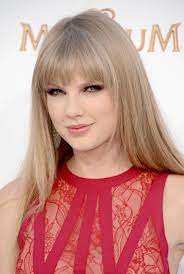 taylor swift long sleek hairstyle with