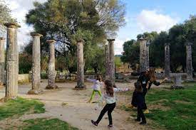 Olympia, officially archaia olympia, is a small town in elis on the peloponnese peninsula in greece, famous for the nearby archaeological si. Arxaia Olympia Me Paidia Mamakita Gr