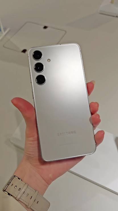 Samsung Galaxy S24 5G in Marble Gray colorway