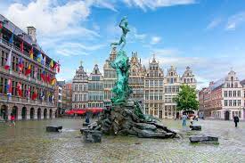 Antwerp has grown to become a trendy city, attracting many flemish and foreign artists, writers, intellectuals, and actors. Antwerpen Tipps Shopping Charme Kulinarik Urlaubsguru