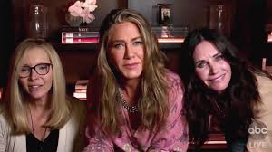 Lisa kudrow is a true original queen of comedy and she shall be respected as such. Jennifer Aniston Courteney Cox And Lisa Kudrow Have Friends Reunion At 2020 Emmys Access