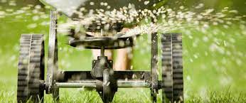 how to choose and use a lawn spreader
