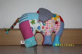 So langsam könnte es hier jederzeit. Elmar Der Bunte Elefant Freebook Von Farbenmix Elefantenkissen Elefant Nahen Elefanten Kissen