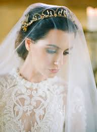 Wearing hair down with a veil is a carefree and natural bridal look, suitable in a church, outdoors, or at a beach wedding. Wedding Veil 7 Ways To Style Your Wedding Veil Wedding Italy