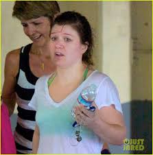 kelly clarkson works up a sweat photo