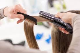 Kamu juga bisa memanfaatkan minyak sebagai cara meluruskan rambut keriting secara alami. 7 Cara Meluruskan Rambut Keriting Secara Alami