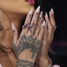 Rihanna has a tribal tattoo on her hands which she updated while she was in new zealand in 2008. Rihanna Henna Design Back Of Hand Finger Tattoo Steal Her Style