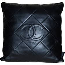Chanel is responsible for this page. Throw Pillow Borsetta Chanel Cuscini