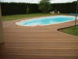 Terrasse de piscine en bois : quel budget prévoir et comment choisir