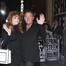 25.10.2019 · bruce the boss springsteen and his wife of nearly three decades, patti scialfa, grew up in new jersey, percolating in similar social circles until finally hitting the road together in the early '80s for a tour that would live on today as the e street band's best live shows ever. Bruce Springsteen On Broadway Born To Run And Run Bruce Springsteen The Guardian