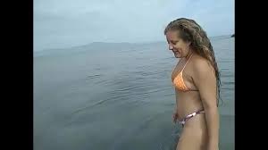 Joven esposa latina se desnuda, baila y se burla de los hombres en una playa  pública de Brasil 