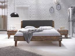 Ein 45 cm hohes komfortbett aus massivholz mit bettkasten, kopfteil und blende am fußteil. Massivholzbett 180x200 2021er Kollektion Exklusiv Stilvoll