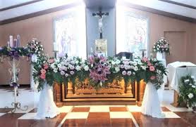 Dekorasi rangkaian bunga area pemberkatan nikah dan rangkaian. Santa Bernadet