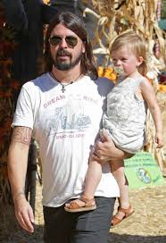 Grohl i would love to have a drum battle with you! One Of The Hottest Men Alive And His Kid Should I Take My Pants Off Now Or Later Dave Grohl Men And Babies Celebrity Babies