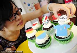 Jing Qiong makes Euro 2012-themed cupcakes in Taiyuan city, North China&#39;s ... - 001aa018f83f114b8a7906