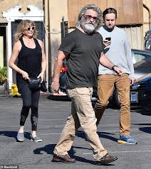 Brought back some great memories of a night out at the theater with friends. Kurt Russell S The Image Of Santa Claus As He Takes His Love Goldie Hawn And Son Wyatt To Breakfast Daily Mail Online