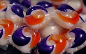 On today's episode of hellthyjunkfood, julia bakes something weird while jp drinks beer. A Brooklyn Pizzeria Has Made A Tide Pod You Can Eat
