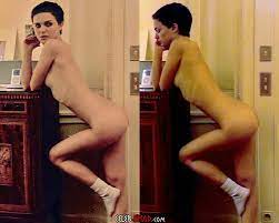 Natalie Portman Masturbating In A Bathtub Nude Scene