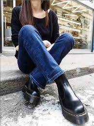How To Wear Platform Chelsea Boots For Women 2023 - LadyFashioniser.com