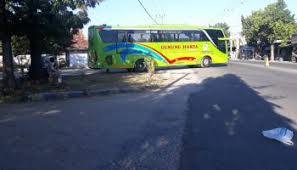 Serma sarbani tewas ditabrak bus kowanbisata saat menuju kantor. Keluh Kesah Sopir Bus Akaz Saat Pandemi Covid 19 Kabar Madura