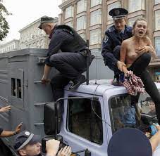 Eigenwilliger Protest: Nackte Ukrainerinnen entern Polizeiwagen - WELT