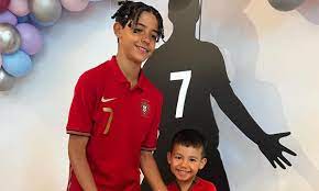 Junior, hijo de Cristiano Ronaldo, 'entrena' a su hermanito