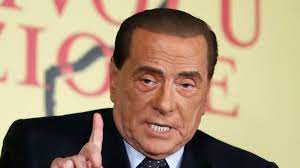 Silvio Berlusconi photographié avec sa jeune compagne, les internautes se  moquent - Voici